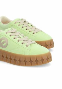 Sneaker verde in suede con suola in gomma testurizzata, dotate di lacci beige e di un logo oversized sul lato.