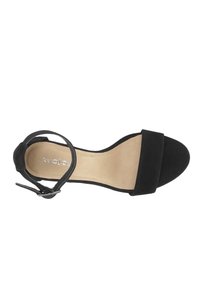 Zwarte suede hoge hak sandaal met een brede teenriem, enkelriem en verstelbare gesp. Lichtbeige binnenzool met logo detail.