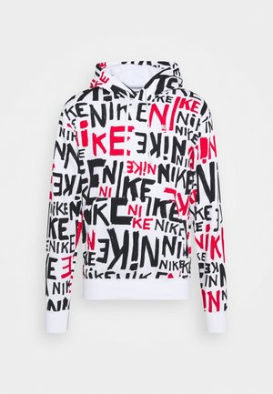 Sudadera con capucha blanca cubierta con texto repetido "NIKE" en negro y rojo en varias fuentes y orientaciones, con cordones blancos y puños acanalados.