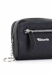 Zwarte, gestructureerde faux leren portemonnee met zilveren hardware, voorzien van een rits sluiting en een verwijderbare ketting sleutelhanger. Witte branding zichtbaar.