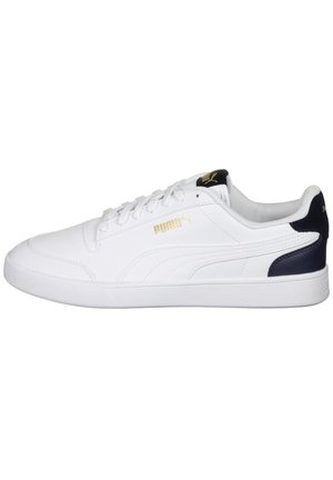 Hvide atletiske sneakers med en glat overflade, der har en marineblå accent på hælen og guldlogo-detaljer på siden og tungen.