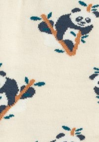 Tejido de algodón con un fondo color crema que presenta un patrón repetido de pandas, en colores azul oscuro y blanco, con ramas naranjas y hojas verdes.