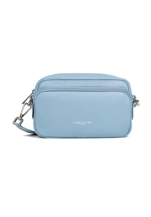 Borsa a tracolla in pelle azzurro chiaro con due scomparti con zip, hardware argento e logo impresso sul davanti. Texture liscia.
