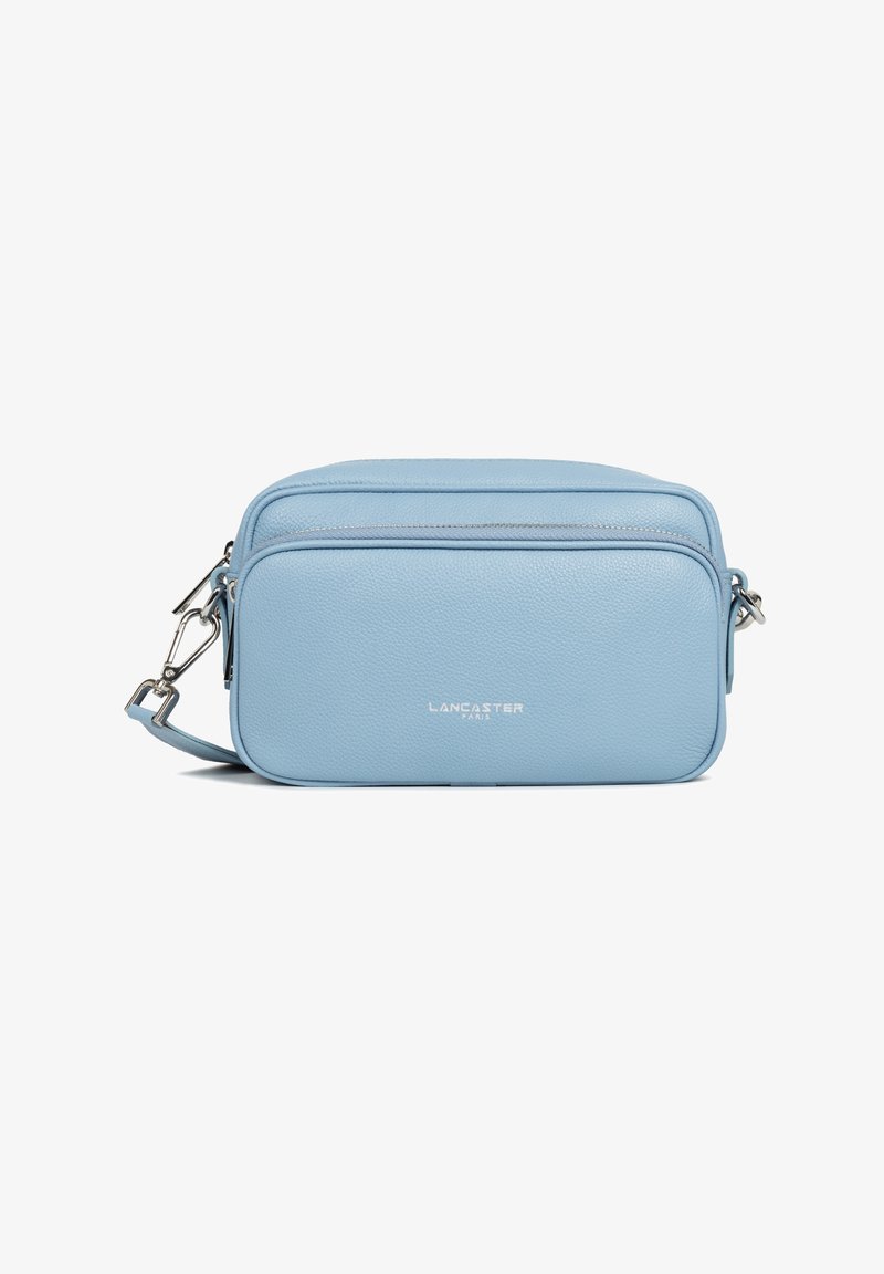 Borsa a tracolla in pelle azzurro chiaro con due scomparti con zip, hardware argento e logo impresso sul davanti. Texture liscia.