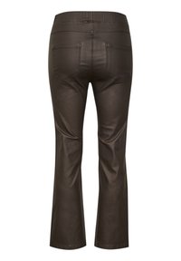 Pantalons évasés en simili cuir noir avec une texture lisse, des passants de ceinture et deux poches arrière. Le design comprend une taille ajustée et des jambes évasées.