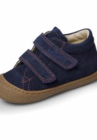 Scarpa in suede blu navy con due cinturini in velcro, suola in gomma beige e cuciture rosse a contrasto. Area della punta rinforzata e interno imbottito.