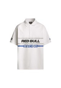 Balta polo marškinėliai su klasikiniu apykaklės dizainu, ant kurių juodai užrašyta "RED BULL" ir mėlynai "RACING". Marškiniai taip pat turi pilkas juostas ir šoninio logotipo detalę.
