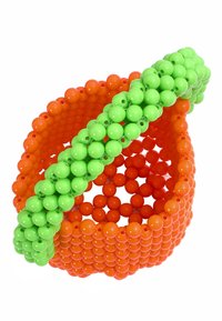 Färgglad cirkulär behållare gjord av släta, glansiga orangea och gröna plastkulor, med en invecklad design med växlande färger.