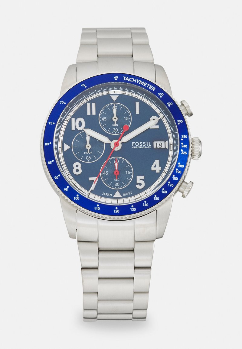 Montre chronographe Fossil avec un cadran bleu, un bracelet en acier inoxydable argenté, une lunette tachymétrique bleue et des index des heures blancs. Comprend trois sous-cadrans.