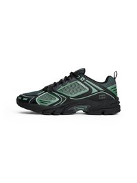 Chaussures de sport noires et vert menthe avec dessus en maille, col rembourré, semelle texturée et éléments de design angulaires. Comprend des lacets et un onglet au talon.