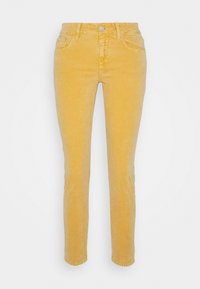 Jeans de mezclilla amarillos con un corte ajustado, diseño de cinco bolsillos y cierre de botón. La tela tiene una textura suave y un ligero brillo.