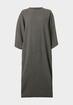 Harmaa mekko, jossa on rento siluetti, pyöreä pääntie, lyhyet hihat ja pystytikat. Valmistettu tekstuurikankaasta. Takana suljenta.