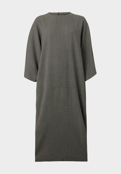 Szürke ruha laza sziluettel, kerek nyakkivágással, rövid ujjakkal és függőleges varráselemekkel. Texturált anyagból készült. Hátul záródik.