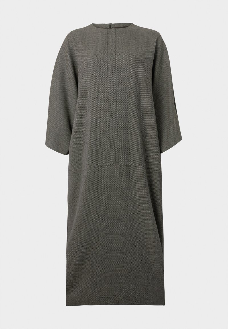 Robe grise avec une silhouette fluide, encolure ronde, manches courtes et détails de couture verticale. Fabriquée en tissu texturé. Fermeture au dos.