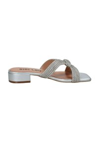Zilveren blokhakken slidesandalen met een knoopdesign en een textuur van zilveren accenten. Glad materiaal, open teen en platte zool.