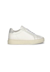 Sneaker bianco in pelle con una texture liscia, caratterizzato da una punta arrotondata, lacci piatti e un accento grigio sul tallone. Suola in gomma.