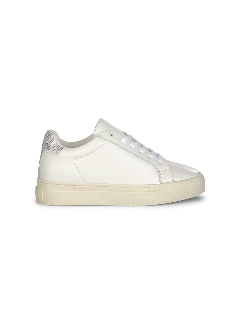 Sneaker bianco in pelle con una texture liscia, caratterizzato da una punta arrotondata, lacci piatti e un accento grigio sul tallone. Suola in gomma.
