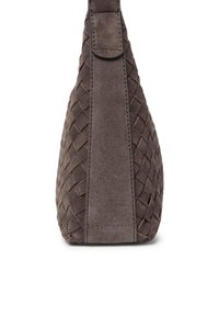 Vävd mockaväska i mörkgrå färg, med en smal design, texturerad yta och en platt rem med subtil märkning vid basen.