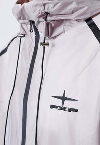 Giacca impermeabile grigio chiaro con zip nera, cordini neri regolabili e logo "PXP" nero con stella sul petto.