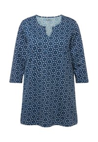 Robe tunique fleurie bleue avec un décolleté en V, des manches trois-quarts et un motif de fleurs bleu foncé sur un fond bleu clair. Tissu doux.