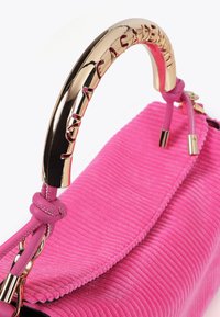 Una borsa a tracolla di un vivace colore rosa, realizzata con un tessuto testurizzato e una maniglia dorata lucida, caratterizzata da un marchio inciso e dettagli in pelle.
