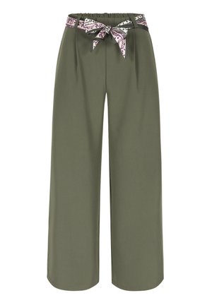 Olijfgroene broek met brede pijpen, een gerimpelde taille en een paarse riem van stof met patroon die is gestrikt.