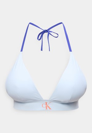Haut de bikini triangle bleu clair avec attache tour de cou violette et logo Calvin Klein corail sur la bande sous les bonnets.