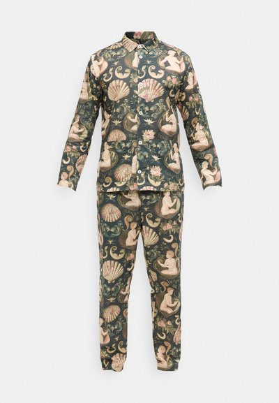 Set de pijamale cu model, având un fundal închis cu scoici și figuri roz, realizat dintr-un material neted, cu cămașă cu guler și nasturi și pantaloni.