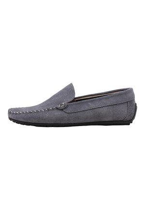 Mocasín de hombre de ante gris con costuras estilo mocasín, suela de perfil bajo y diseño sin cordones.
