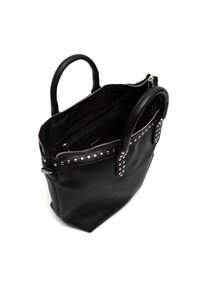Borsa in pelle nera con borchie argentate lungo il bordo superiore, due manici superiori e chiusura con zip, con interno foderato e tasca con zip.