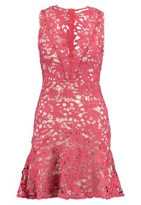 Robe en dentelle rose corail sans manches avec un décolleté en V profond, motifs floraux, taille cintrée et ourlet évasé, dotée d'une fermeture éclair au dos.
