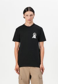 Zwarte katoenen t-shirt met een witte grafische print op de linkerborst. Het shirt heeft een ronde hals en korte mouwen.