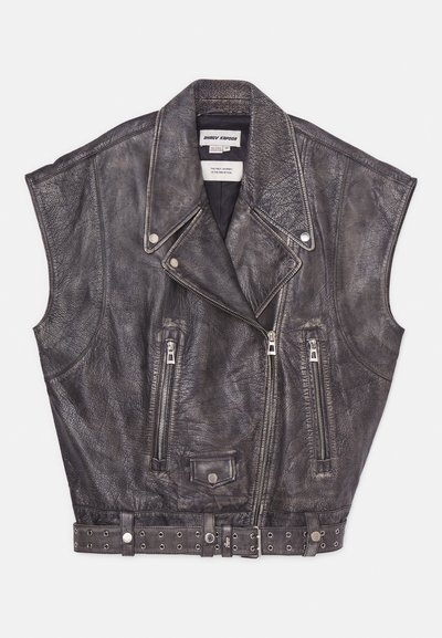 Siva usnjena brezrokavnik z teksturiranim zaključkom, diagonalnimi zadrgami in zakovico ob pasu. Izstopajoča zasnova reverjev.