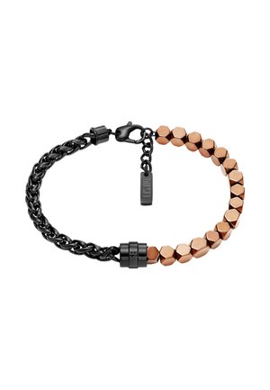 Schwarzes geflochtenes Kettenarmband mit sechseckigen Kupferakzenten, einem Verschluss und einem Markenanhänger. Unterschiedliche Materialien schaffen einen visuellen Kontrast.