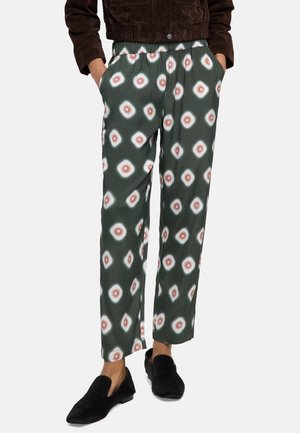 - Spodnie materiałowe