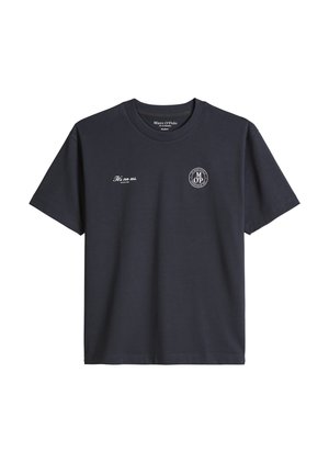 Tricou negru Marc O’Polo cu mânecă scurtă, cu text alb „It's on us. Since 1967” pe partea stângă a pieptului și logo circular M O P pe partea dreaptă a pieptului.