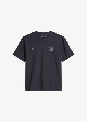 Tricou negru Marc O’Polo cu mânecă scurtă, cu text alb „It's on us. Since 1967” pe partea stângă a pieptului și logo circular M O P pe partea dreaptă a pieptului.