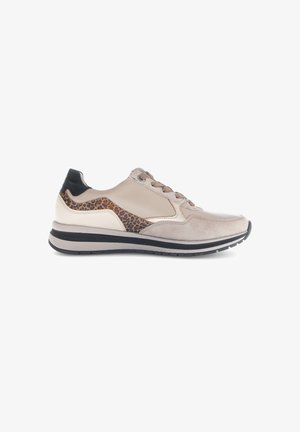 Beige Sportsschuh mit Tierdruckakzenten, Materialien aus Wildleder und Leder, runde Zehenform, gepolsterte Sohle und Schnürdesign.