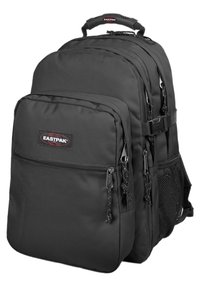 Mochila negra hecha de tela resistente; cuenta con múltiples compartimentos con cremallera, correas de hombro acolchadas y un bolsillo lateral de malla.