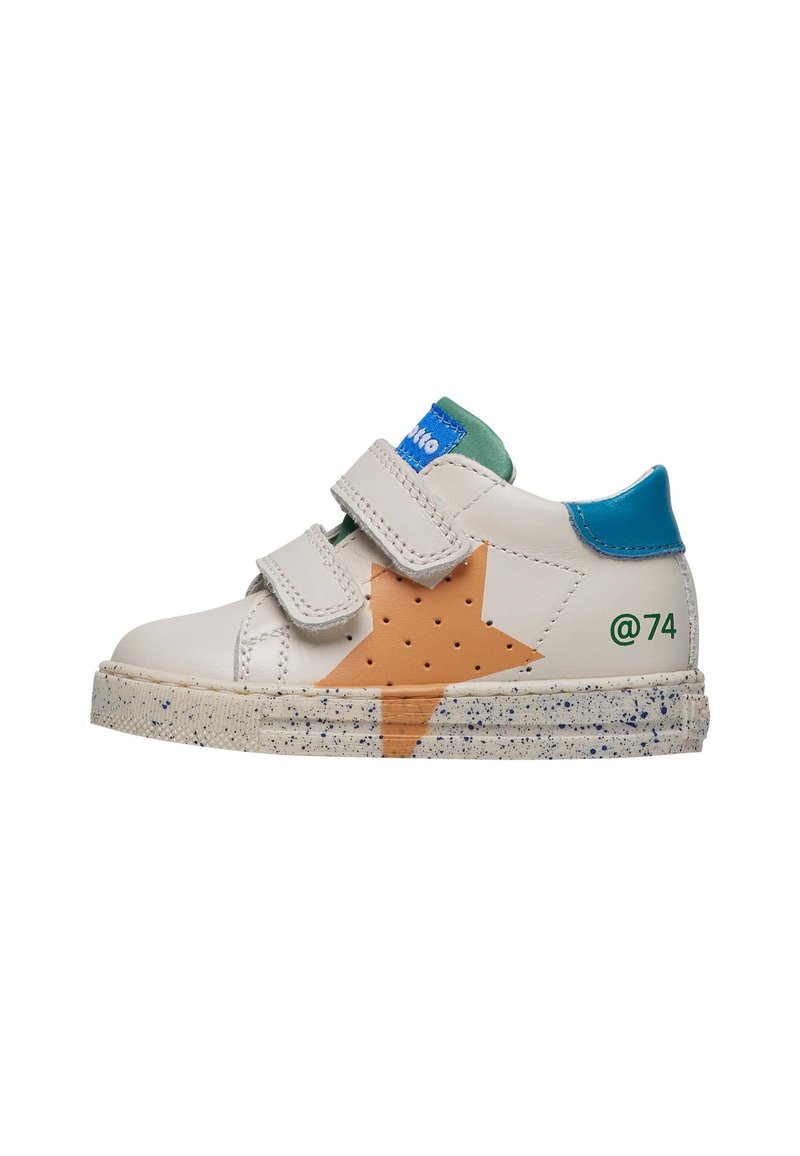 Sneaker in pelle bianca con design a stella arancione, dettagli blu e verdi, due cinturini in velcro, suola in gomma maculata e dettagli perforati.
