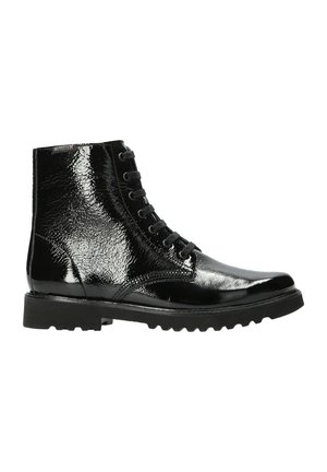 Bottine noire en cuir brillant à lacets, avec une semelle épaisse à crampons et un détail de couture latérale sur fond blanc.