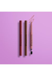 Trois stylos de maquillage : un rouge profond, un brun clair et un applicateur rose avec une pointe de pinceau, le tout sur un fond violet clair.
