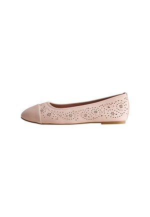 Jasnoróżowy płaski but z noskiem w szpic, z kwiatowymi wzorami wyciętymi oraz subtelnymi wzorami paisley po bokach.