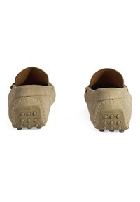 Beige Wildleder-Loafer mit runder Zehenpartie, rücklosem Design und strukturiertem Gummisohle mit runden Noppen für besseren Halt.