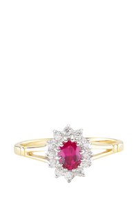 Auksinis žiedas su ovaliu rubino akmeniu centre, apsuptu apvalių skaidrių deimantų aureole, su elegantiška juosta ir tekstūruota baze.