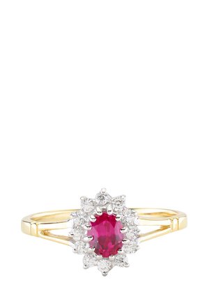 Bague en or avec une pierre centrale en rubis ovale, entourée d'un halo de diamants ronds et clairs, avec une bande élégante et un motif texturé.