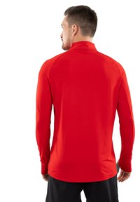 Rood lang mouw sportshirt met een hoge kraag, met een gladde textuur en een aansluitend ontwerp. Naaddetails langs de schouders.