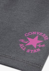 Γκρι ύφασμα με υφή πλεκτού. Κεντρικό ροζ λογότυπο αστέρι με κείμενο "CONVERSE ALL STAR". Καθαρή ραφή κατά μήκος της άκρης.