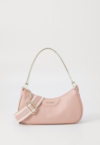 Borsa a mano in pelle rosa con forma arrotondata, manico in catena argentata e tracolla a strisce removibile con fibbia. Logo dorato sul davanti.
