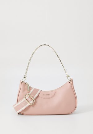 Bolso de piel rosa con forma redondeada, asa de cadena plateada y correa a rayas removible con hebilla. Logotipo dorado en la parte frontal.